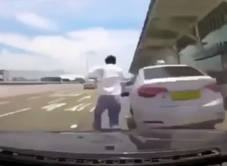 韓国の金海空港で暴走BMWが人をはねてしまうドラレコ映像。どうしてこうなった？