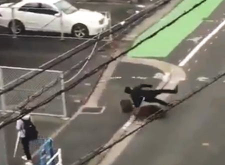 今宿駅でイノシシに襲われたサラリーマンの映像が話題に。完全に不意打ち。