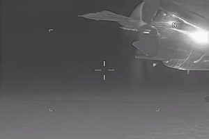 グングン動画。米海軍の偵察機にロシア空軍のSu-27戦闘機が異常接近。
