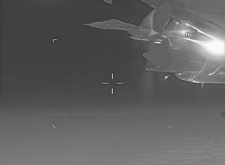 グングン動画。米海軍の偵察機にロシア空軍のSu-27戦闘機が異常接近。