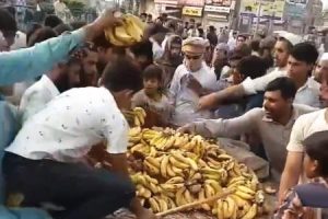 バナナ売りの少年からバナナを奪いまくる大人たち。パキスタン。