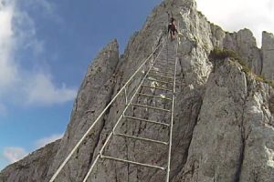 高所恐怖症注意。オーストリアの登山コースに設置された天空の梯子を行く映像。