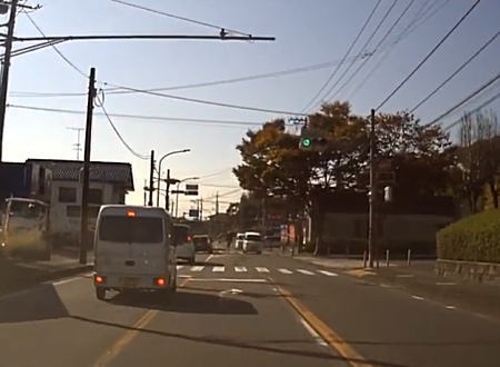 神奈川県でうっそだろという事故が目撃される。ノールックで飛び出して車に体当たりする女性。