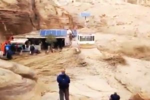 ヨルダンのペトラ遺跡を襲った土石流の動画が恐ろしい。その直前の動画あり。