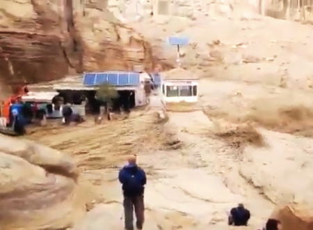 ヨルダンのペトラ遺跡を襲った土石流の動画が恐ろしい。その直前の動画あり。