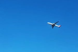 この飛行機どうなってるの？？空中で静止しているように見える飛行機の映像が人気に。
