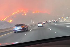 山火事と山火事の間を通るハイウェイを走る映像が(((ﾟДﾟ)))カリフォルニア山火事。