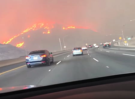 山火事と山火事の間を通るハイウェイを走る映像が(((ﾟДﾟ)))カリフォルニア山火事。
