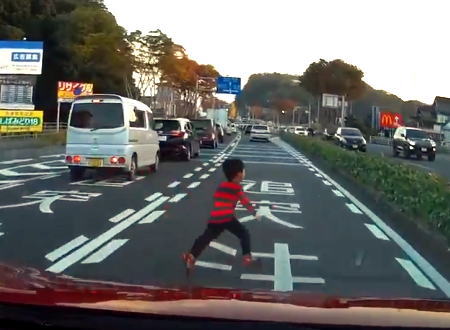 これは良く止まれた！鳥取県で撮影された子供の飛び出しが最強に怖い(°_°)