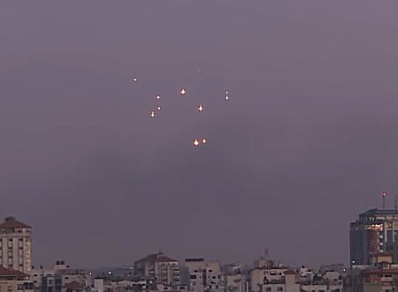 ガザ地区から飛来するロケット弾をイスラエルのアイアンドームが迎撃しまくっている様子。