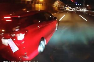 これは赤い車がクズすぎる。高速道路で注意のクラクションを鳴らしたら仕返しされたドラレコ。