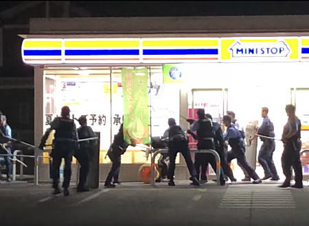 ミニストップ強盗vs群馬県警察の映像。女性警官の活躍がすごい。