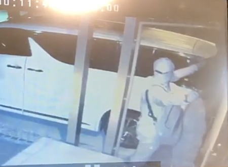 リレーアタックによる高級車窃盗未遂の監視カメラ映像。一瞬でドア開くやん(@_@;)
