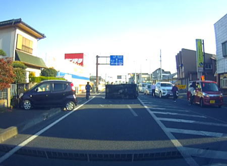 埼玉県で撮影されたこの事故ひどいドラレコ。急加速車に軽四が横転させられる。
