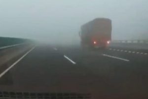 濃霧の高速道路で起きた最悪の事故。事故の車列に大型トラックが猛スピードで突っ込む瞬間。
