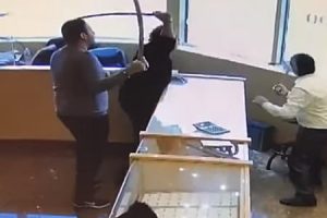 拳銃で武装した宝石店強盗団に剣で応戦した店員たちの映像。ミシサガ（カナダ）