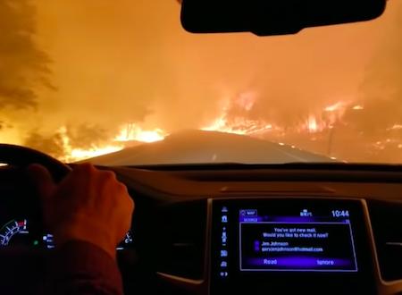 カリフォルニア州の大規模な山火事から車で逃げる家族の映像が話題に。
