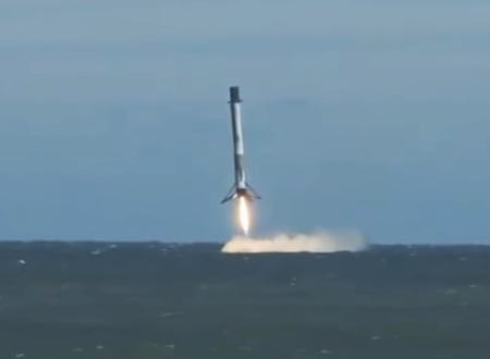 スペースXのロケットが着陸に失敗。海面に着陸しようとするファルコン9の悲しい姿が撮影される。