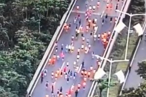 中国のマラソン大会で大量の不正行為が発覚。ショートカットする参加者たちがカメラに映ってしまう。