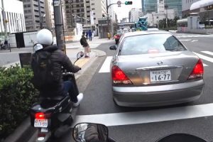 これは痛い。梅田で撮影されたすり抜けバイクとタクシーのドア開き事故。