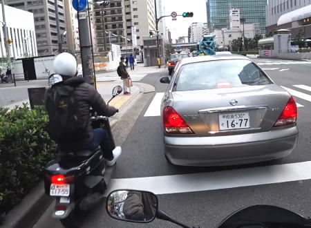 これは痛い。梅田で撮影されたすり抜けバイクとタクシーのドア開き事故。