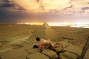 ギザの大ピラミッドの頂上で性行為をして撮影したカップルが大炎上。その動画像。