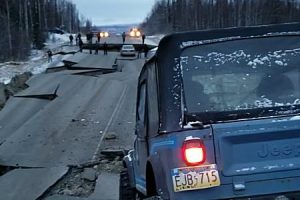 アラスカ大地震で完全に破壊された道路もジープなら安心。AMCジープCJ-7