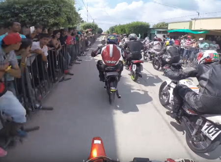 フェンスと観客が近すぎる！コロンビアの公道バイクレースがあつい。ヤマハRX115