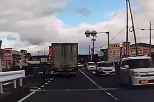 居眠り運転？三重県で撮影されたトラックが反対車線に突っ込む事故の映像がヤバそう。