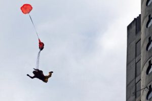 ウクライナで15歳の少年が自家製のパラシュートでベースジャンプに失敗して激突死。その映像。