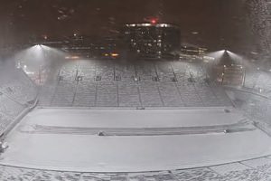 なんという苦労。雪国のスタジアムで夜通し行われる除雪作業の映像。