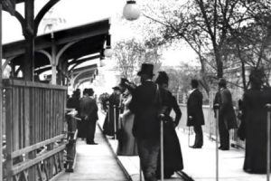 フランスには100年以上前に動く歩道があった。1890年代後半のパリを撮影したビデオが人気に。