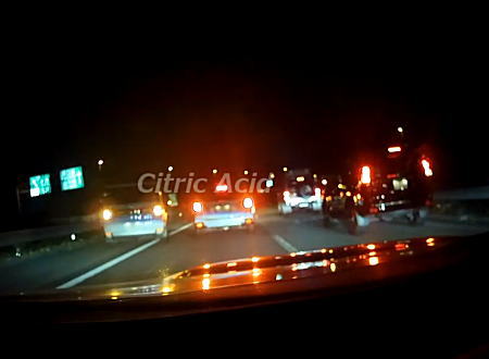 高速道路で喧嘩をして車線を封鎖するDQN。これ最近逮捕者がでたばっかだろ(´･_･`)