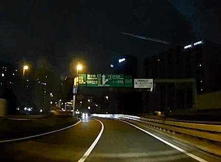 これはやべえ。首都高速で逆走車と正面衝突しかけたタクシーの車載ビデオ（客乗せ中）