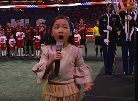 サッカーMLSカップで鳥肌。7歳の少女による国歌独唱に全米と全俺が感動。