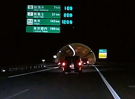 これは居眠り運転か？新東名上りのトンネルで撮影された恐ろしい事故の映像。