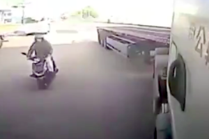 これはひどい。中国で極悪運転のトレーラーがスクーターを巻き込むひどい事故を起こす。