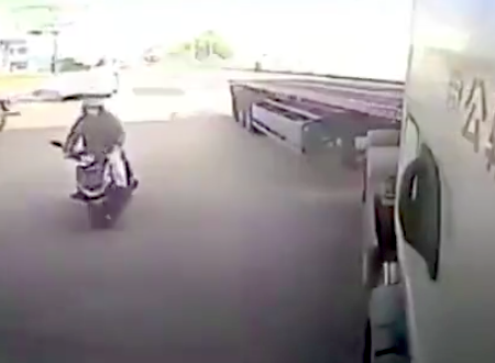 これはひどい。中国で極悪運転のトレーラーがスクーターを巻き込んだ事故がひどい。