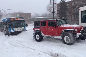 雪国動画。立ち往生した大きなバスを3台の車で救う方法。モントリオール。