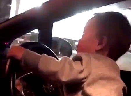 逮捕の予感。小さな子供にプリウスαを運転させている動画を投稿した母親に批判が殺到。