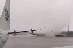 旅客機を簡単に回転させる竜巻のパワー。トルコの空港が竜巻に襲われて十数人が負傷。
