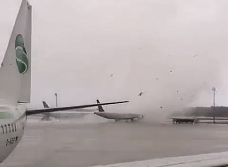 旅客機を簡単に回転させる竜巻のパワー。トルコの空港が竜巻に襲われて十数人が負傷。