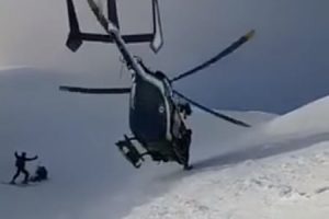 信じられない操縦技術で負傷したスキーヤーを救う山岳救助ヘリコプターの映像。