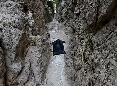 命をかけたムササビング。ウイングスーツで狭い狭い岩山の隙間を滑空するビデオ。