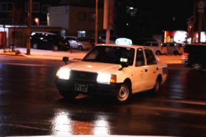 ブラックアイスバーンを華麗に抜けていく札幌のタクシーがすごいと人気になっている映像。