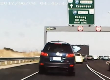 高速道路の巨大標識が突然落ちてきたら。オーストラリアで驚きの映像が撮影される。