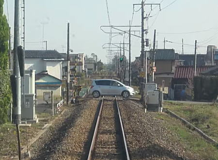 群馬県桐生市で83歳が運転する乗用車と電車が衝突する瞬間の動画が撮影される。