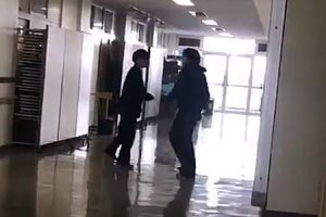 これは教育か暴力か。東京都立町田総合高校の先生が生徒を殴る映像が問題に。
