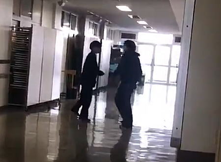 これは教育か暴力か。東京都立町田総合高校の先生が生徒を殴る映像が問題に。
