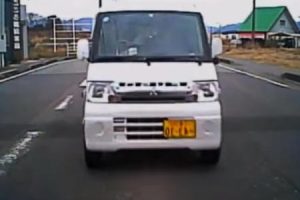 高齢者運転の事故。三重県津市でノーブレーキの軽バンに突っ込まれた事故の車載。
